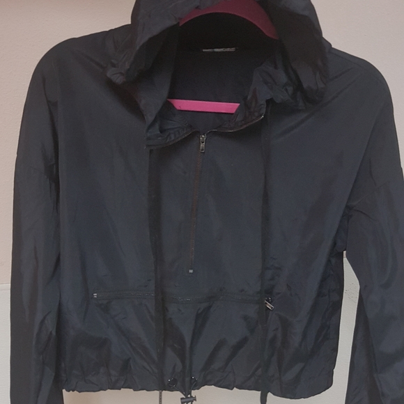 S FASHION NOVA LIGHTWEIGHT BLACK CROPPED WINDBREAKER TOP W MOCK KANGAROO POCKET - Picture 3 of 7